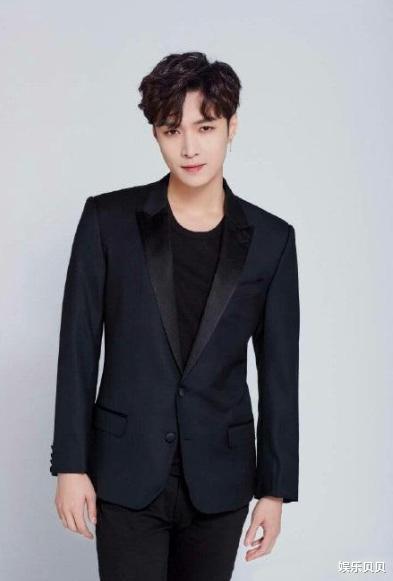 [张艺兴]《这就是街舞》最新队长海报出炉，张艺兴叠穿两件黑色单品，帅气