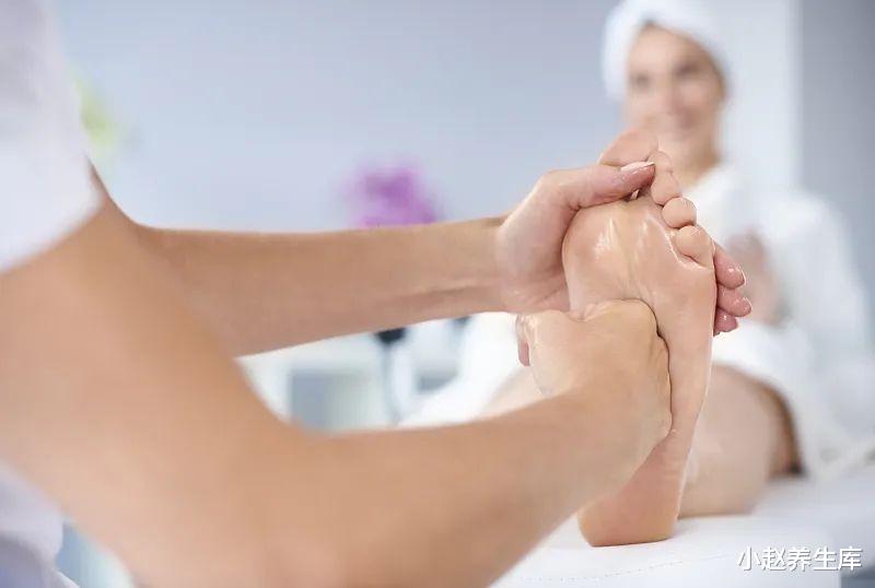 「肾衰竭」身体出现5种表现，是肾衰竭“找上门”，占2个以上，当心肾脏坏掉