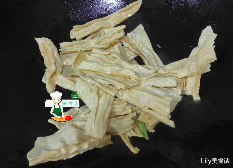 春天■春天，这两样素菜一起炒，不放肉也很鲜，每次1盘不够吃，太香了