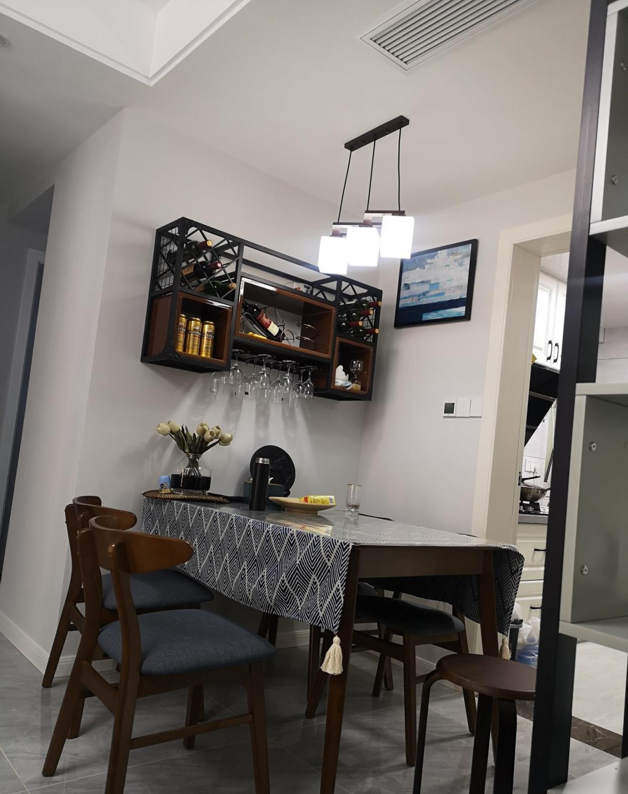 「」过几天打算乔迁新房，效果很漂亮，石膏线条做电视墙非常喜欢！