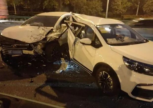 长安CS75|比亚迪高速不慎追尾吉利，撞完以后才知道比亚迪和吉利谁是老大！