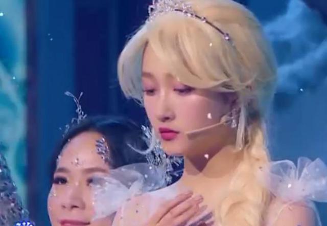 李嘉欣@关晓彤cos《冰雪奇缘》，全程打光吊威亚，却忘记穿了薄纱：暴露腿型