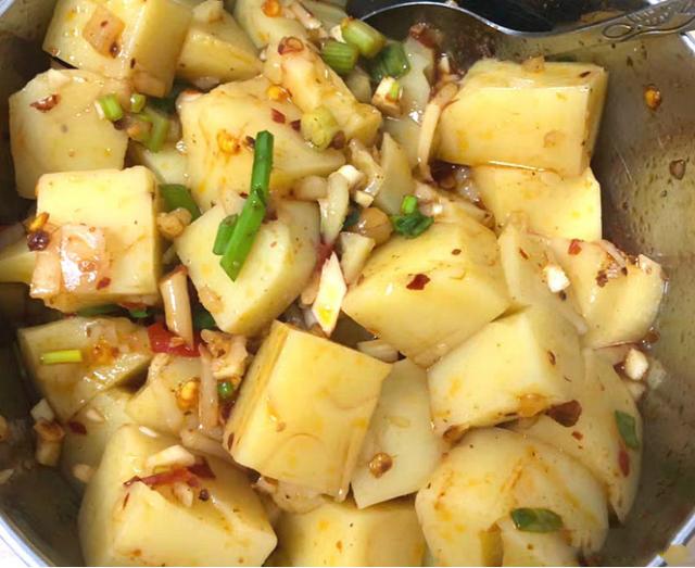 米豆腐|它是“碱性食物”,女人吃去除老雀斑,排出隔夜黑便,口臭没有了