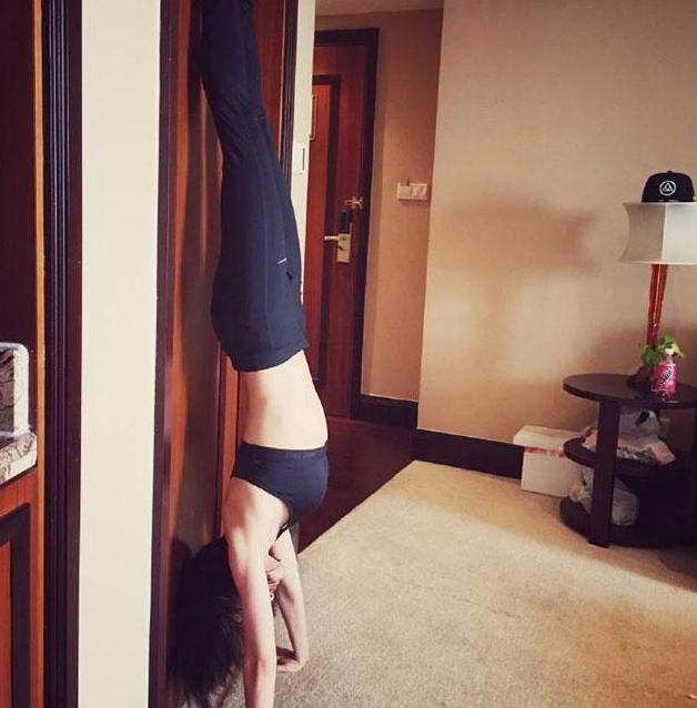 ##参观王子文住的豪宅，生活中比较随性，经常直接在沙发上睡觉