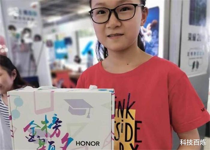 华为荣耀|高考刚结束，学生就挤爆了手机店，柜员却说：不要购买荣耀手机？