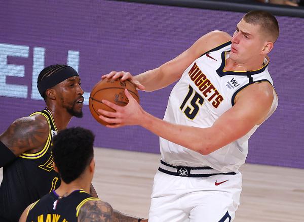 掘金队|惨遭翻盘后,掘金主帅送给湖人25个字,听听杨毅 王猛怎么说