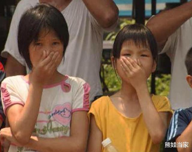 []3岁娃电梯里放屁，男子坦言：带孩子去检查下，事后爸爸上门道谢