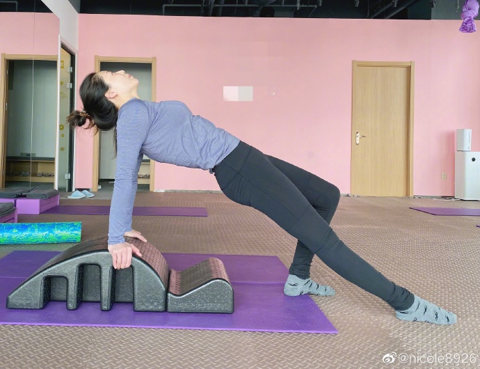 魏秋月：儿子满百日，女排女神魏秋月开心晒照，笑容甜美，身材已恢复如初