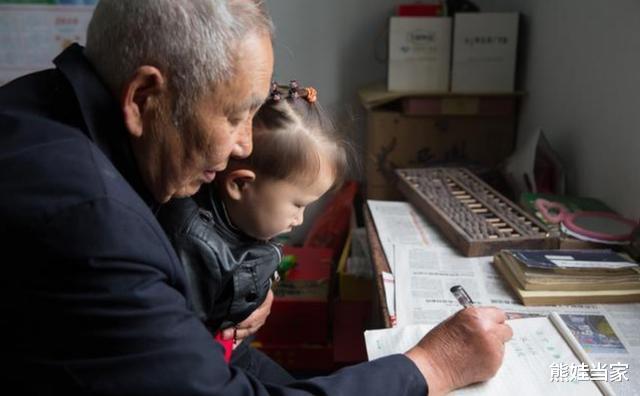 五河:爷爷给孙女取了个\文艺名\,感到很满意,宝妈怒怼:你倒过来念念