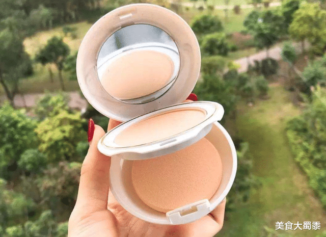 口红|建议女人：外出时，包里尽量备上这5样小东西，关键时刻作用大