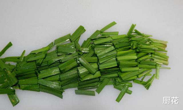 猪肝▲夏季吃它最补血,跟韭菜一起炒,老公吃的汤汁都不剩