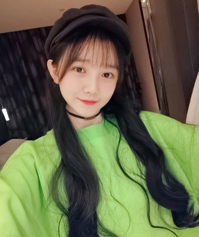 「陈小纭」看惯了陈小纭短发发型，当她为爱接回长发后，说她18岁都信