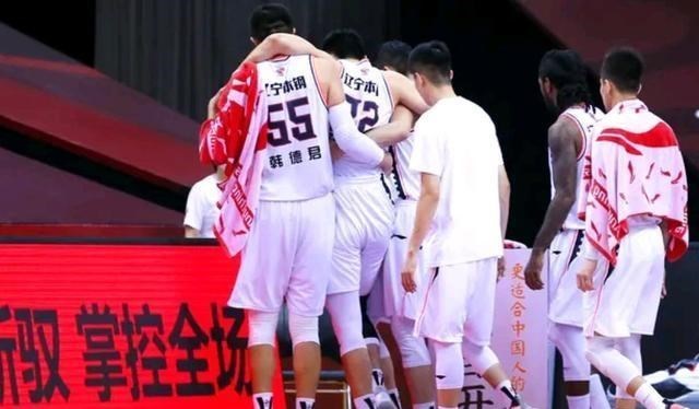 辽宁男篮|辽篮37分大胜魔兽报销！倒地瞬间猛砸地板，大韩贴心之举暖人心！