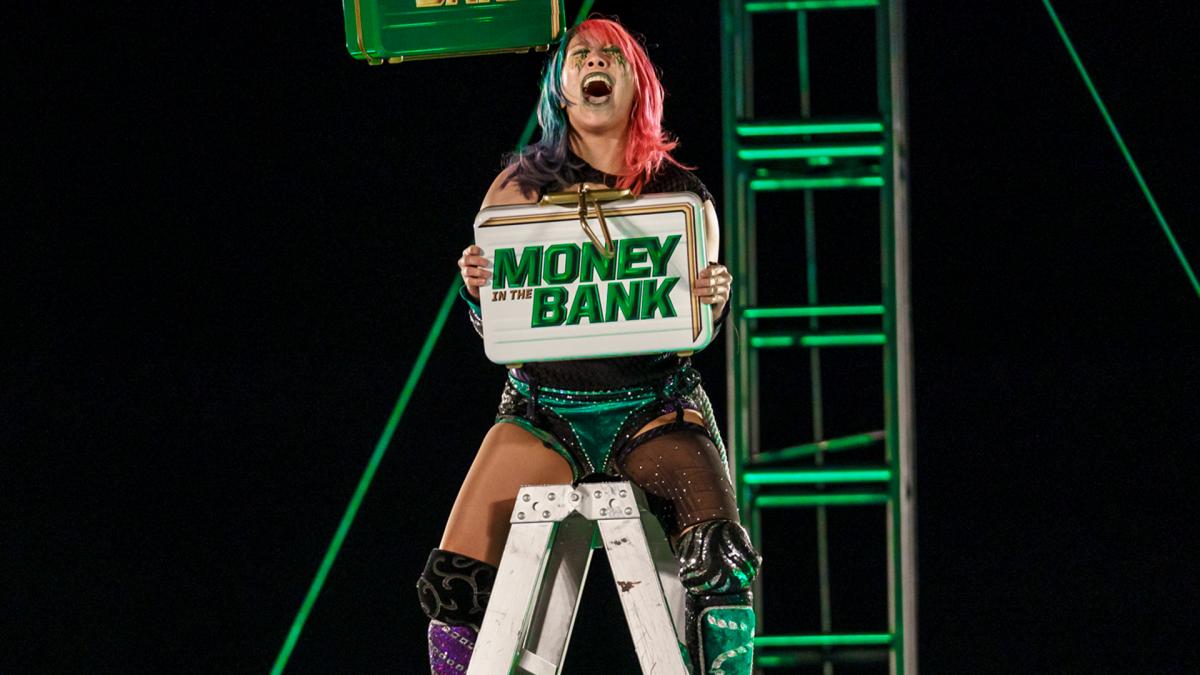 「wwe」WWE明日女皇再获冠军挑战权，他连铁梯都爬不上去却拿下了合约包