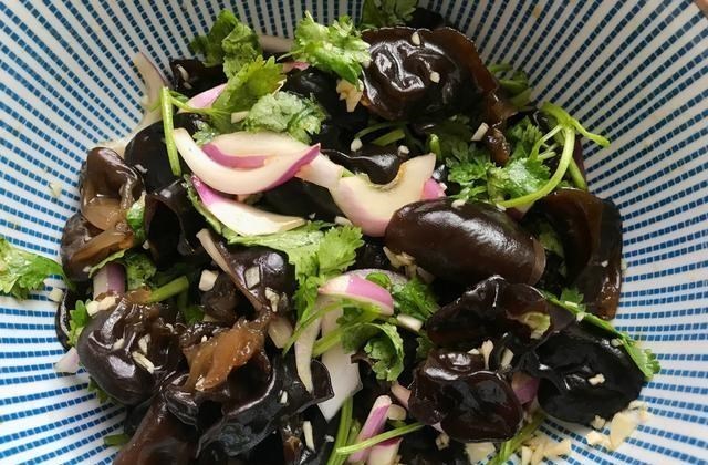 「木耳」最通便的不是芹菜，而是它，隔三差五吃1次，腰细了大肚子不见了