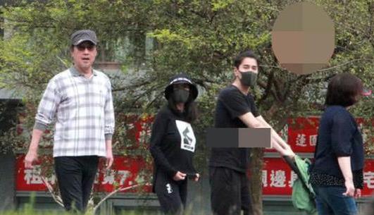 高圆圆：赵又廷全家出街，1岁女儿首次曝光，高圆圆身材臃肿似产后未恢复