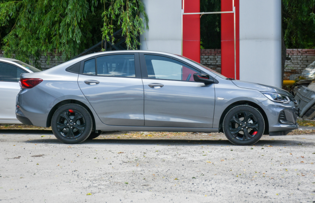 「合资车」“自放身段”的合资车，油耗4.9L，5.49万起，果断放弃桑塔纳