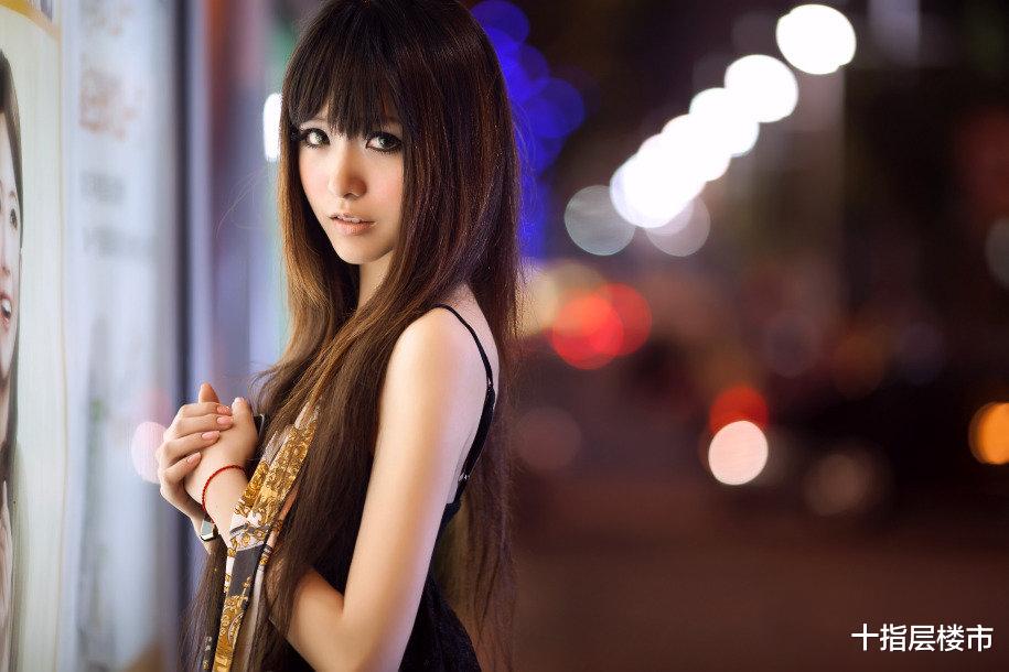 “长发美女”化上浓妆，眼睛是亮点，网友：不火才怪！