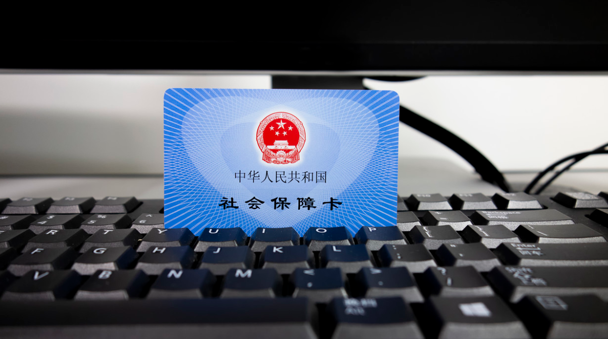 社保@每年交社保8000元，缴满15年退休时能领多少养老金？看懂告知家人