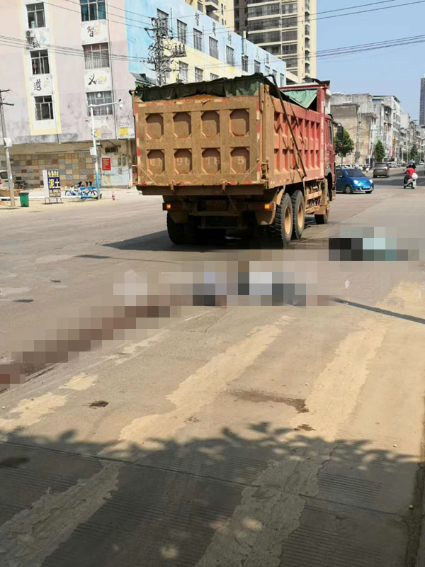 车祸|惨不忍睹！广西发生车祸，大货车碾压两名女子，现场血肉模糊