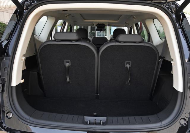 #吉利博越#吉利“越”族添新丁，2米8轴距，5、7座后排能放倒，1.8T油耗5毛