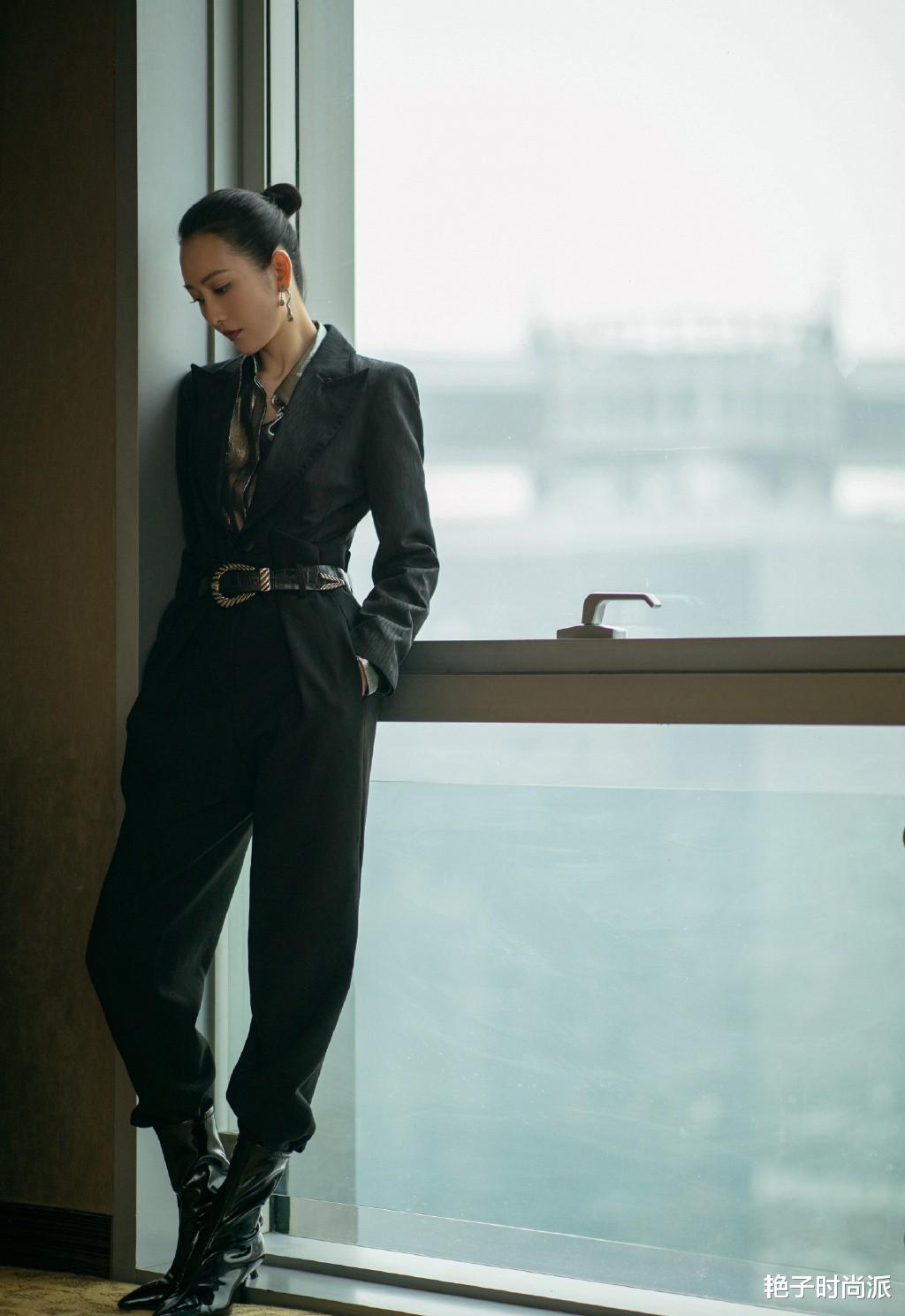 衬衫■王鸥真的很美，穿建筑印花衬衫配大红唇，复古港风美得让人惊艳