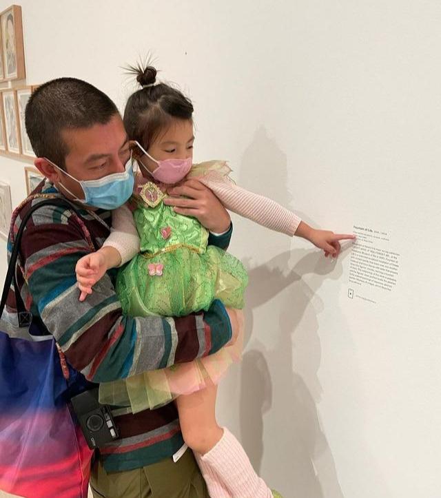 秦舒培一傢看藝術展，3歲女兒身高優越，陳冠希快抱不過來顯吃力-圖2