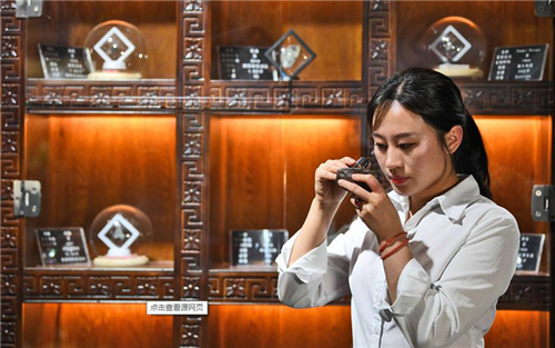 陨石|全球最“贵”的石头,我国曾花万元一克进口,贵阳女孩捡800多斤