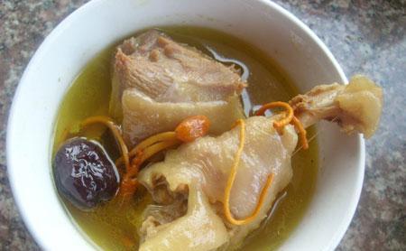 []炖鸡时，有人先焯水，也有人直接炖，其实都不对！这才是正确做法