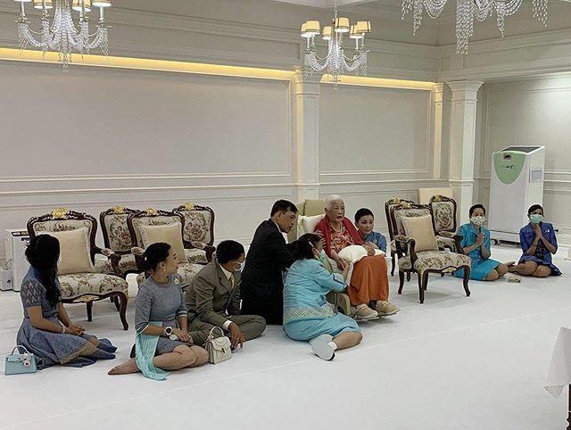 苏提达|泰国太后涂红唇惹眼！穿碎花衣坐轮椅仍精致，王后端茶送水博好感