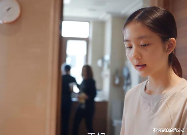 |孙莉带14岁女儿参加聚会！多多做面包打扮清爽又漂亮，胡歌也来了