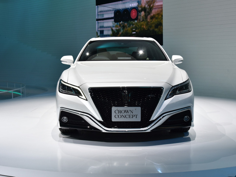 「丰田皇冠」终于没白等，皇冠再次逆袭，气质远超奥迪A6，车身还加宽