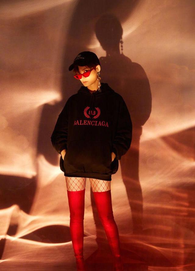 李宇春|李宇春的女人味终于展示出来了,穿上丝袜后,真挺有韵味的