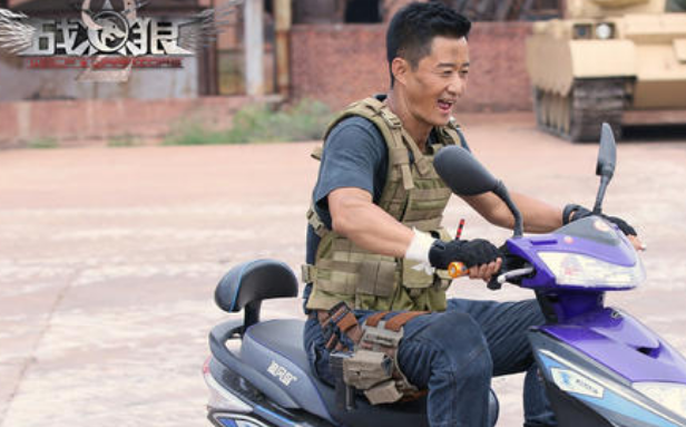 吴京:吴京“干儿子”近照曝光,成名后买宾利炫富,如今成这副模样