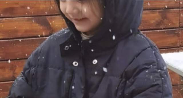 张梓琳|张梓琳晒女儿玩雪照，4岁半Evelyn长发及腰，身高优越