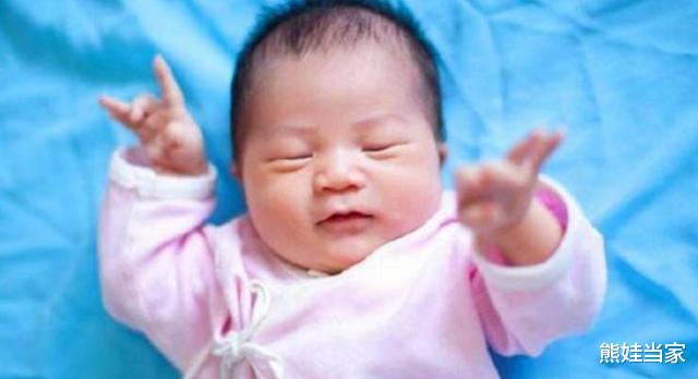 「」宝宝姓杨，护士不慎将出生证名字打错，妈妈看后不怒反笑：不改了