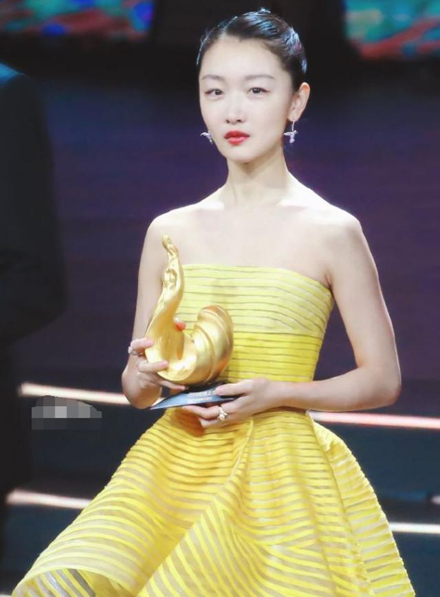 周冬雨穿抹胸裙领奖，不料奖杯与裙身撞色，看清全身照：惊住了
