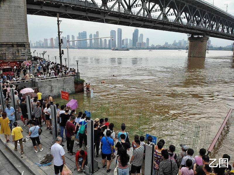 武汉|长江中下游多地水位破纪录，武汉市民聚集长江边看水情