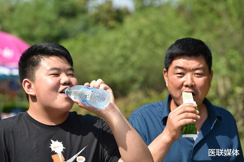 #空腹#早上起床后喝水有益健康,但这3个误区,可得及时避开了