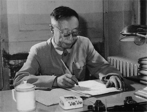 溥仪|溥仪重游故宫,指出照片挂错了,专家:你不懂,他笑道:那是我爹