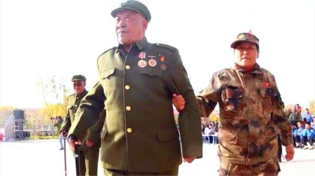 胡宗南：父亲去部队看望儿子：让你们军长出来！军长：不认识这老头！