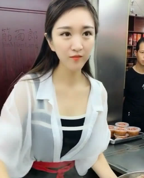 『』昔日网红“拉面哥”，一手好牌打稀碎，娶了女粉丝后现状如何了？
