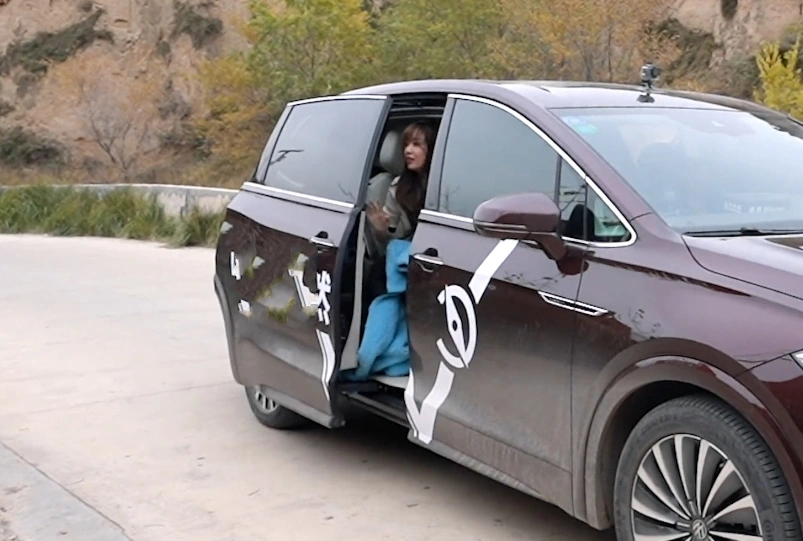 虞书欣|虞书欣脱外套没有及时穿上,下车时被抓拍,真实腰围瞬间藏不住