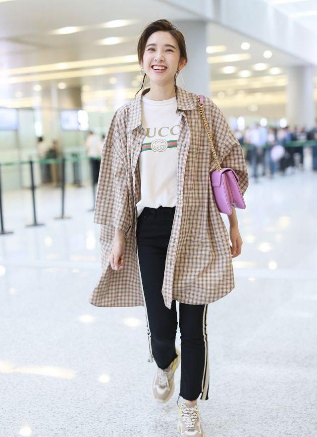 赵露思|唐艺昕：一身花格衬衣现身，扎“短马尾”白色短T恤配黑裤显高挑