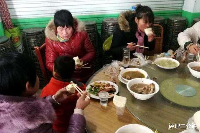评理三分钟|奶奶带孙子吃酒席，孩子用手抓菜吃，引起众人气愤！