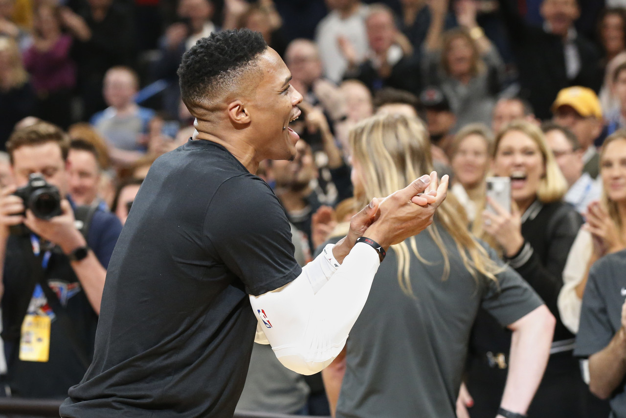 火箭队|火箭宣布最新决定，拒绝首笔3换1交易，27+7巨星无缘联手小卡