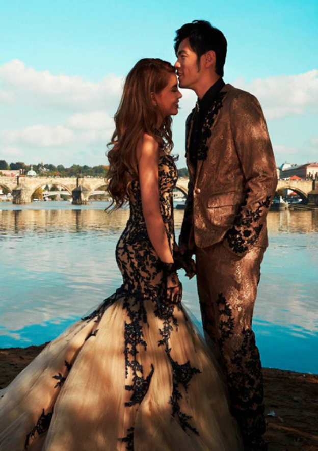 奶果的妈咪 昆凌翘臀平腹全靠后期P图，腹肌消失变成小肉肚，真怀上三胎了？