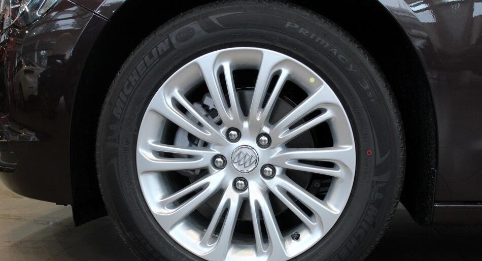 「SUV」让步4.8万成功，双层隔音车内0异味，长5米起步9AT，凯美瑞买早了