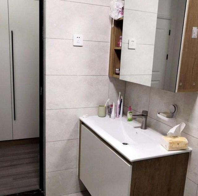 甲醛：家里装修不要买实木衣柜了，如今都流行这种衣柜，防潮又美观