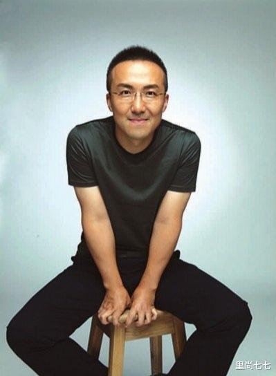 张萌|张萌女儿原来这么大了，首次公开露面陪妈妈下班，留锅盖头超软萌